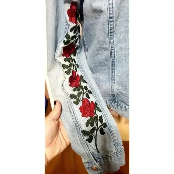 PacSun denim jacket embroidered roses womens size small fits like a med cute!! - Picture 3 of 6